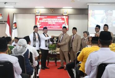 Mas Adi Calon Wali Kota dan Mas Nawawi Wakil Wali Kota di KPU Kota Pasuruan.