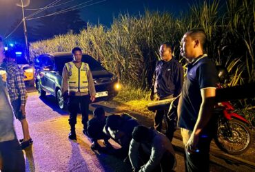 Teks : Patroli Blue Light Polsek Pungging berhasil ringkus pencuri tiang kabel fiber optik.(dokumen Polsek)