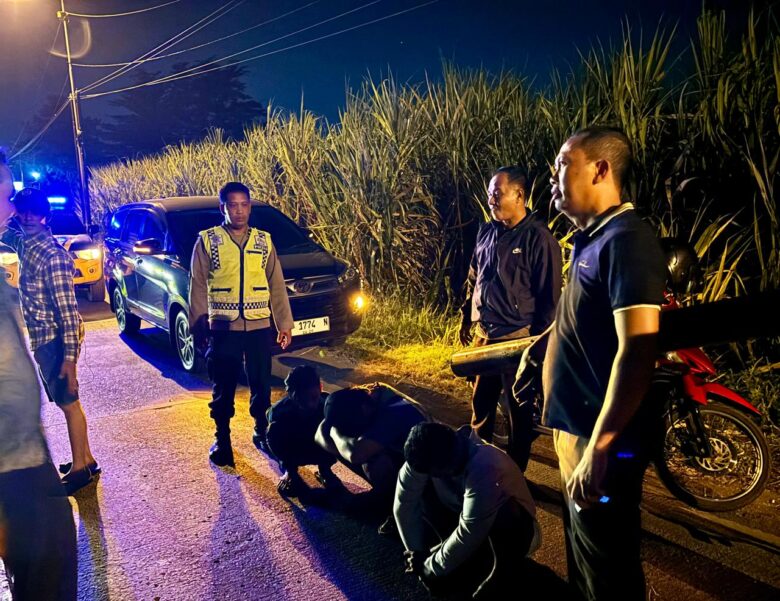 Teks : Patroli Blue Light Polsek Pungging berhasil ringkus pencuri tiang kabel fiber optik.(dokumen Polsek)