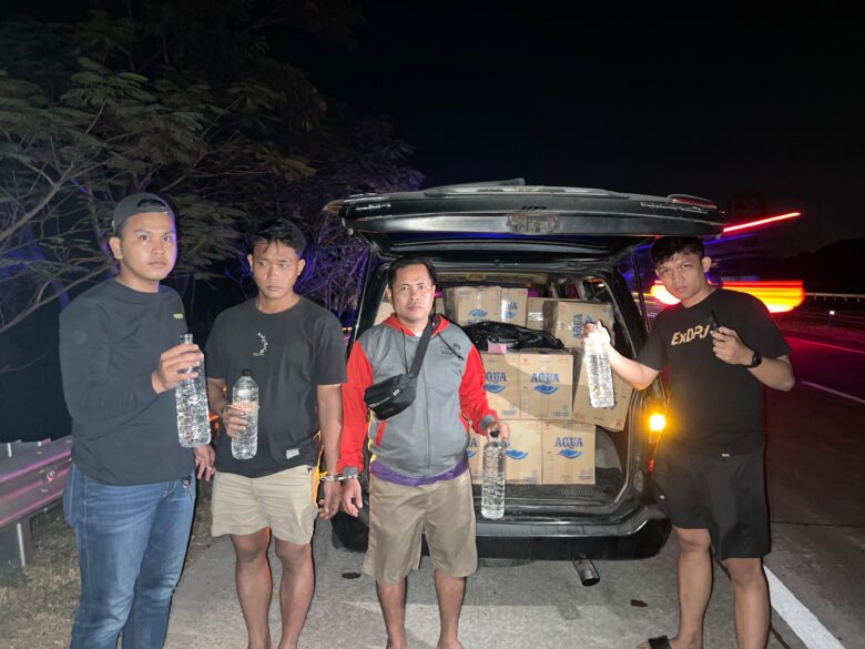 Polisi Gagalkan Pengiriman 834 Liter Miras Arak Putih di Jalan Tol Jombang-Mojokerto
