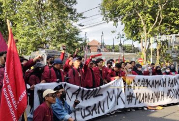 Ikatan Magasiswa Muhammadiyah Gresik Gelar aksi protes di depan Gedung DPRD Gresik.(blok-a.com/ivan)