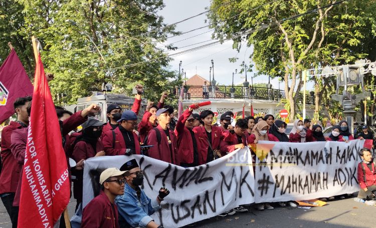Ikatan Magasiswa Muhammadiyah Gresik Gelar aksi protes di depan Gedung DPRD Gresik.(blok-a.com/ivan)