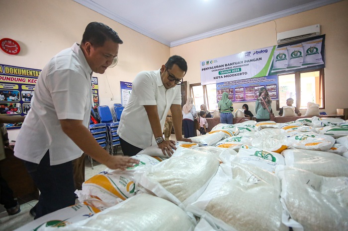 Mas Pj sedang menyalurkan bantuan pangan cadangan beras pemerintah.(dokumen Kominfo kota)