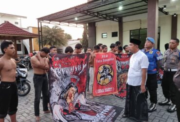 Teks: Anggota pesilat yang meresahkan warga saat diamankan polisi.(dokumen Polres Jombang)