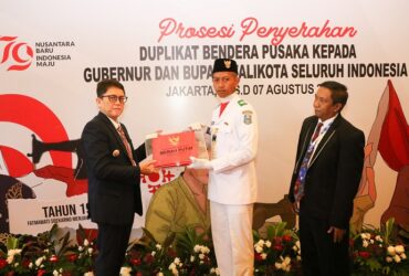 Penyerahan Duplikat Bendera Pusaka kepada Pj Bupati Bojonegoro Adriyanto di Balai Samudra, Jakarta Utara, Selasa (06/08/2024).