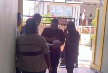 Tangkapan layar video saat oknum DC mengaku leasing dari BFI mendatangi rumah Muhammar Basofi. (blok-a.com/ivan)