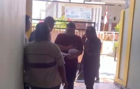 Tangkapan layar video saat oknum DC mengaku leasing dari BFI mendatangi rumah Muhammar Basofi. (blok-a.com/ivan)