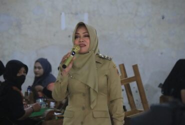 Bupati Mojokerto Ikfina Fahmawati menyalurkan bantuan untuk butuh pabrik rokok.(Dokumen Kominfo)