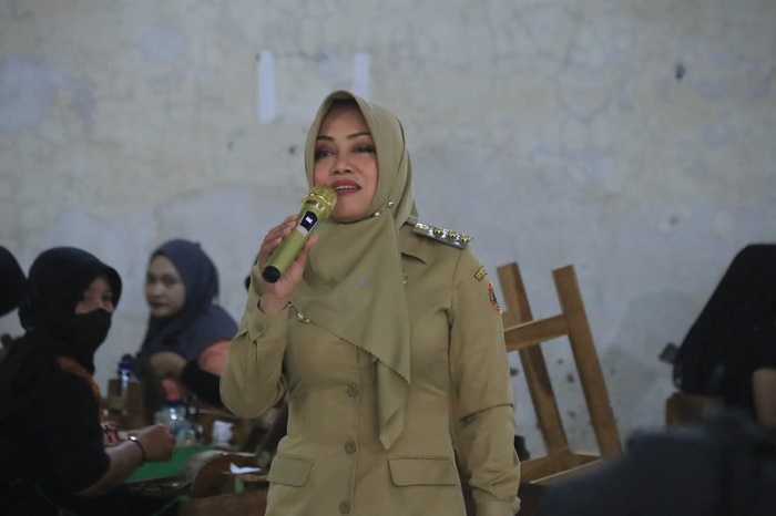 Bupati Mojokerto Ikfina Fahmawati menyalurkan bantuan untuk butuh pabrik rokok.(Dokumen Kominfo)
