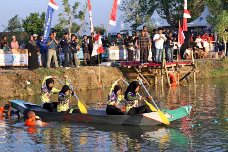 Meriahkan HUT RI ke-79, Desa Gredek Kembali Gelar Lomba Dayung Piala Bupati Gresik 2024