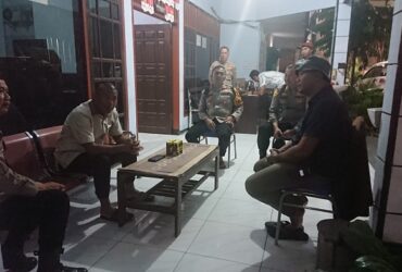 Kapolres Mojokerto AKBP Ihram Kustarto foto bersama anggotanya di depan kantor KPU Kabupaten Mojokerto.(Blok-a.com/Syahrul Wijaya)