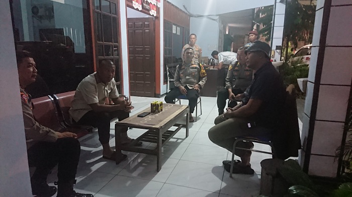 Kapolres Mojokerto AKBP Ihram Kustarto foto bersama anggotanya di depan kantor KPU Kabupaten Mojokerto.(Blok-a.com/Syahrul Wijaya)