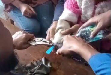 Proses pelepasan cincin di jari anak kecil oleh Damkar Mojokerto.(Blok-a.com/Syahrul Wijaya)