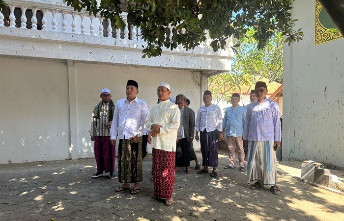 Aba Idi dan KH. Hamim saat menuju Makbaroh, kakek Syaikhona Kholil Bangkalan.