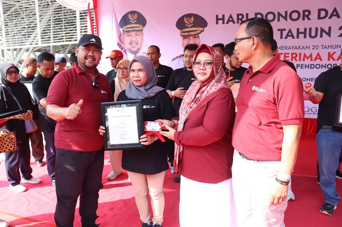 Bupati Gresik Fandi Akhmad Yani didampingi Wakil Bupati Aminatun Habibah saat menghadiri peringatan hari donor darah Sedunia di Wahana Ekspresi Poesponegoro (WEP).