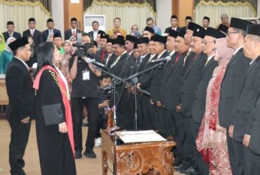 Ketua Pengadilan Negeri Gresik I Gusti Ayu Susilawati memimpin pelantikan Anggota DPRD Gresik 2024-2029.