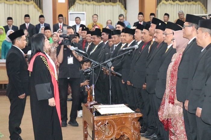 Ketua Pengadilan Negeri Gresik I Gusti Ayu Susilawati memimpin pelantikan Anggota DPRD Gresik 2024-2029.