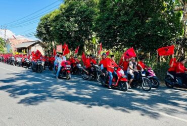 Iring-iringan pendukung pasangan Fauzi-Hasyim mendaftar ke KPU Sumenep.