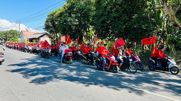 Iring-iringan pendukung pasangan Fauzi-Hasyim mendaftar ke KPU Sumenep.