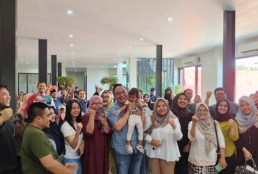 Cabup Gresik Dr Alif bersama Anggota Dewan terpilih dan Pelaku usaha UMKM di Gresik.(blok-a.com/ivan)