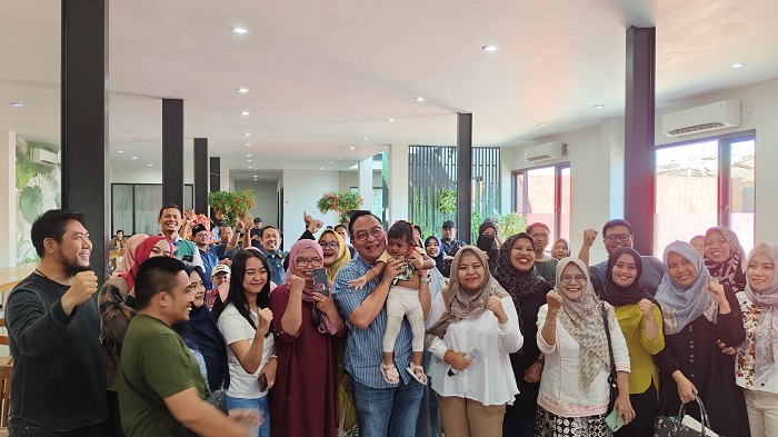 Cabup Gresik Dr Alif bersama Anggota Dewan terpilih dan Pelaku usaha UMKM di Gresik.(blok-a.com/ivan)