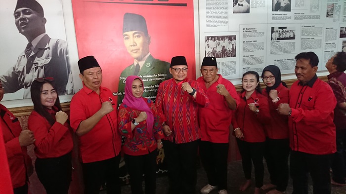 Ning Ita perkenalkan bakal calon wakil walikota yang akan mendampinginya dalam Pilwali mendatang di kantor DPC PDIP Kota Mojokerto.(Blok-a.com/Syahrul Wijaya)
