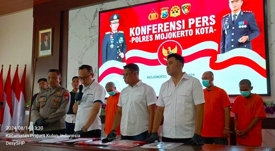 Press rilis pengungkapan judi online di Mojokerto.(Blok-a.com/Syahrul Wijaya)