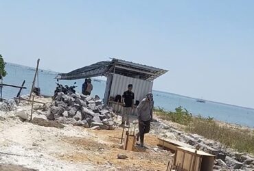 Aktivitas pembangunan kantor Biznet di Desa Banyuurip, Ujungpangkah, Gresik diduga melewati garis pantai.(blok-a.com/ivan)