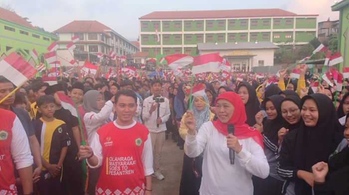 Khofifah Indar Parawansa bersama Gus Barra saat manyapa ribuan santri ponpes Amanatul Ummah.(Blok-a-com/Syahrul Wijaya)