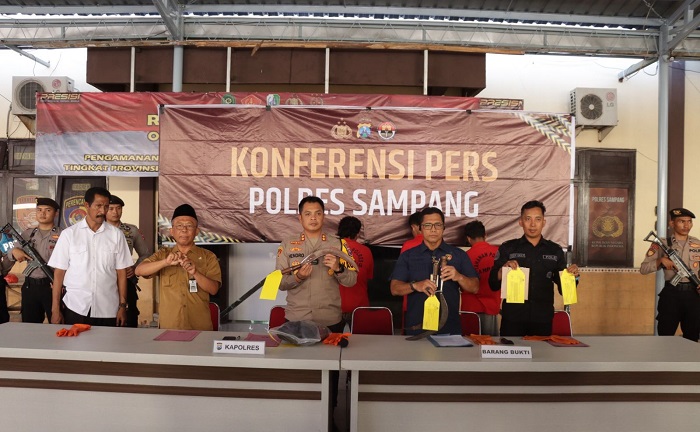 Kapolres Sampang AKBP Hendro Sukmono SH, S.I.K, M.I.K, memimpin konferensi pers yang digelar Selasa (20/08/2024) siang,