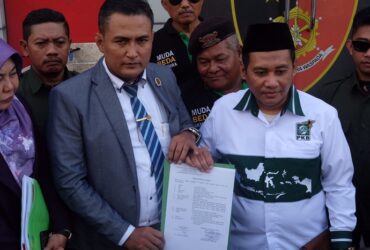 Junaidi bersama jajaran PKB dan Kuasa Hukum laporkan Lukman Edy di Polres Mojokerto Kota.(blok-a.com/Syahrul Wijaya)