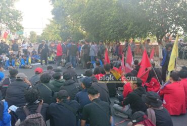 Unjuk rasa mahasiswa di depan gedung kantor DPRD Kota Mojokerto.(Blok-a.com/Syahrul Wijaya)