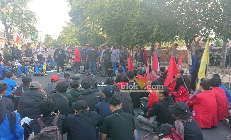 Unjuk rasa mahasiswa di depan gedung kantor DPRD Kota Mojokerto.(Blok-a.com/Syahrul Wijaya)