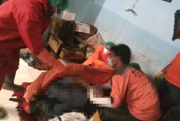 Petugas saat evakuasi penemuan mayat.(Dokumen Polsek)