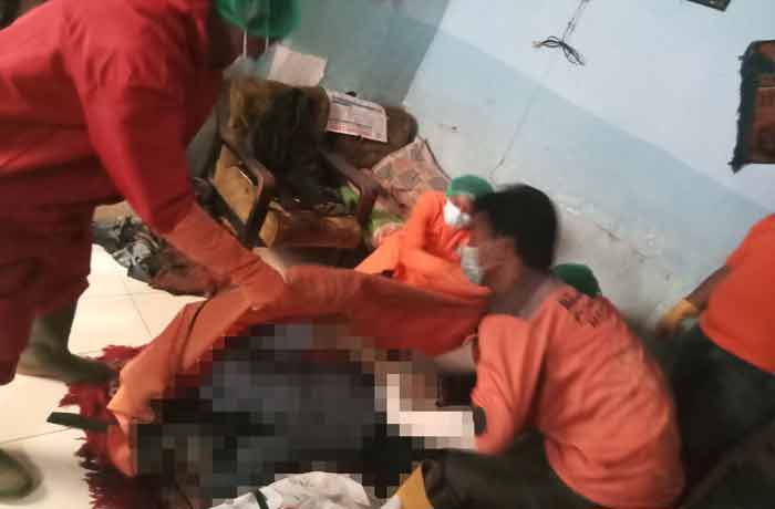 Petugas saat evakuasi penemuan mayat.(Dokumen Polsek)