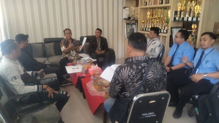 Pertemuan perwakilan wali murid dengan pihak MTsN 1 Pasuruan.