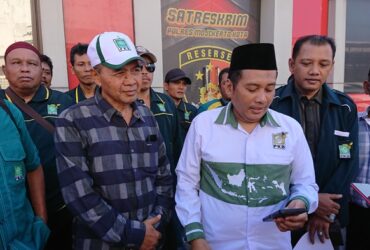 Ketua DPC PKB, Junaedi Malik datang ke Polres Mojokerto kota bersama segenap pengurus partai PKB Kota.(Blok-a.com/Syahrul Wijaya)