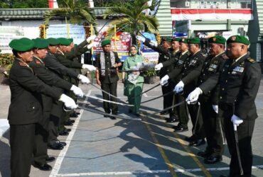 Pedang pora penyambutan Komandan Kodim 0815 yang baru.(Dokumen Kodim)