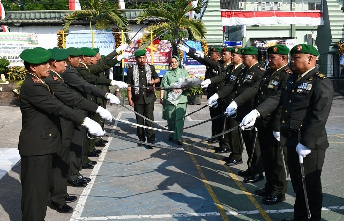 Pedang pora penyambutan Komandan Kodim 0815 yang baru.(Dokumen Kodim)