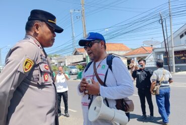 Pengacara mantan Kades laden, Supriono saat hendak memasuki Kantor Kejari Pamekasan untuk membela kliennya, Senin (5/8/2024).