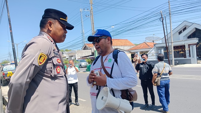 Pengacara mantan Kades laden, Supriono saat hendak memasuki Kantor Kejari Pamekasan untuk membela kliennya, Senin (5/8/2024).