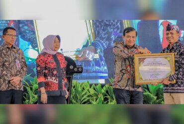 Penyerahan penghargaan Anubhawa Sasana Desa/Kelurahan sadar hukum tingkat Jatim di Ballroom Kertanegara The Singasari Resort Kota Batu, Selasa (30/7/2024).