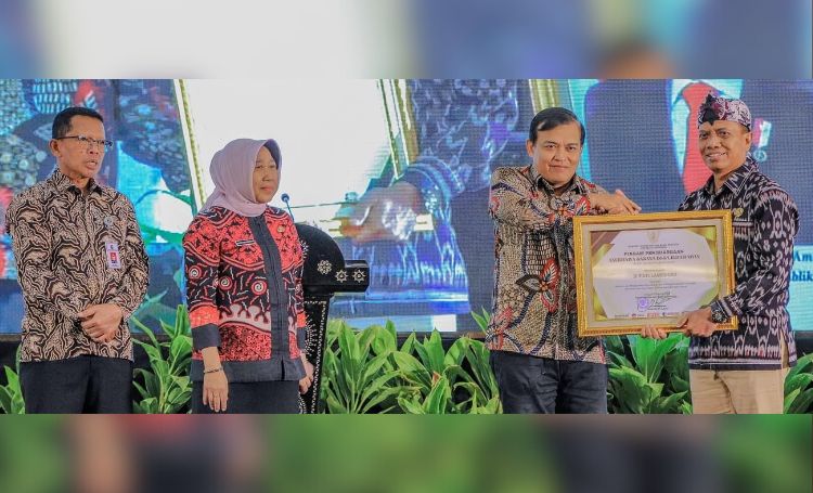 Penyerahan penghargaan Anubhawa Sasana Desa/Kelurahan sadar hukum tingkat Jatim di Ballroom Kertanegara The Singasari Resort Kota Batu, Selasa (30/7/2024).