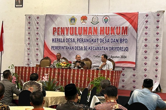 Kejari Gresik berikan penyuluhan hukum kades dan perangkat se-Kecamatan Driyorejo.