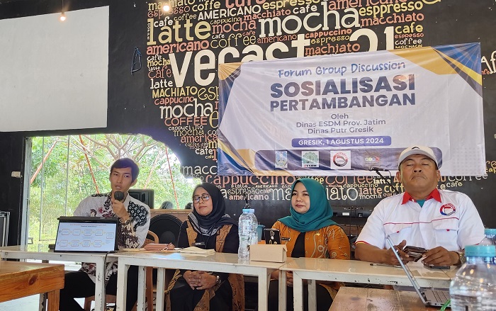 FGD Sosialisasi Pertambangan di Gresik digagas Liranews bekerjasama dengan DESDM Prov Jatim dan Dinas PUTR Gresik.(blok-a.com/ivan)