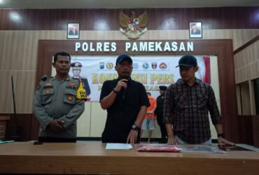 Kasat Reskrim Polres Pamekasan AKP Doni Setiawan saat konfrensi pers kasus pencemaran nama baik di Aula Polres setempat, Jumat (16/08).