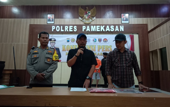 Kasat Reskrim Polres Pamekasan AKP Doni Setiawan saat konfrensi pers kasus pencemaran nama baik di Aula Polres setempat, Jumat (16/08).