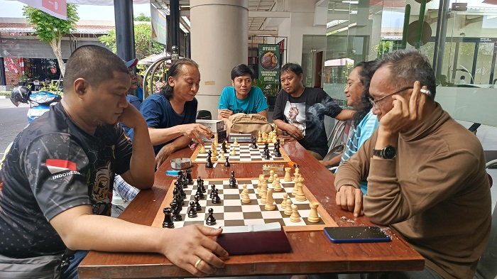 Wartawan Jatim latihan main catur jelang Pekan Olahraga Wartawan Nasional (Porwarnas) XIV/2024 di Banjarmasin.