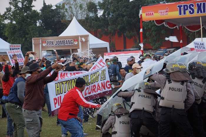 Simulasi pengamanan pemilu di stadion merdeka.(dokumen Polres Jombang)