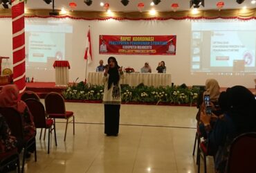 Bupati Mojokerto Ikfina Fahmawati saat memberikan sambutan didepan peserta rakor di Jimbaran resto.(Blok-a.com/Syahrul Wijaya)